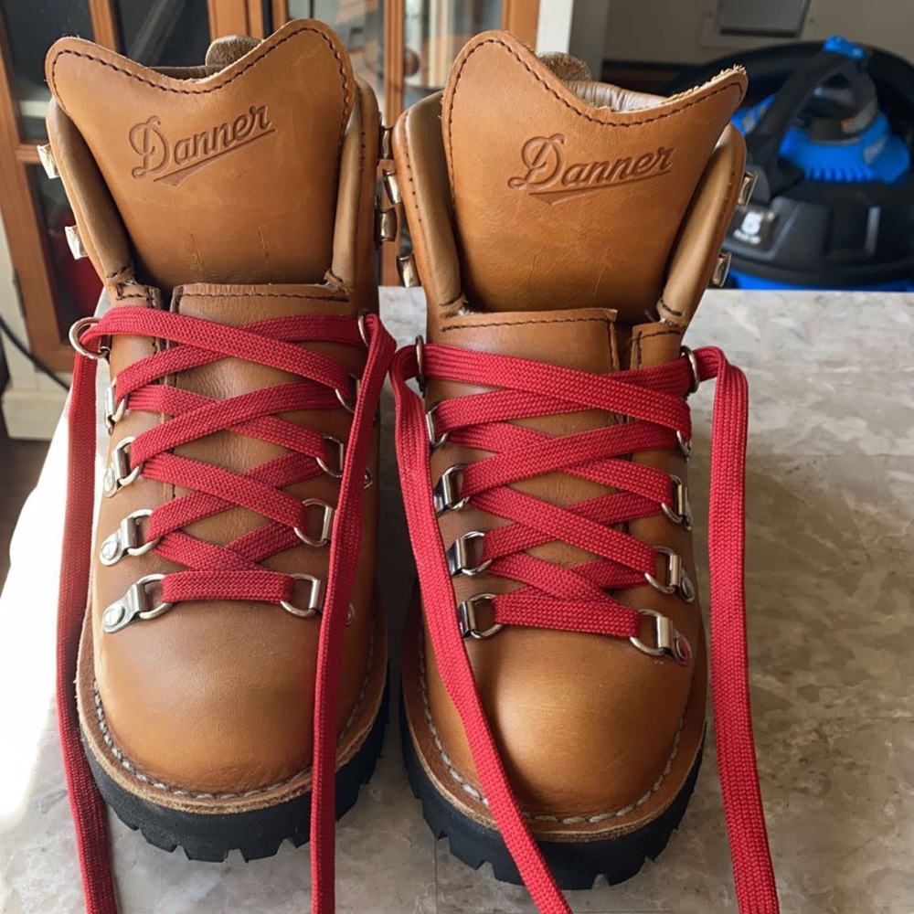 Danner Women’s Mountain Light Boots. Size 7.